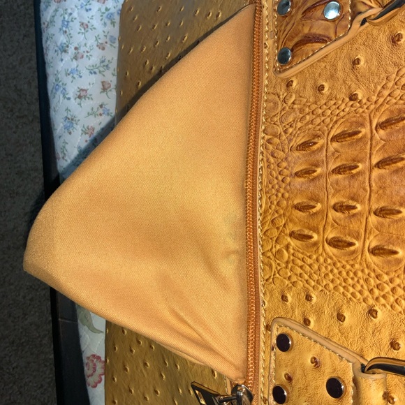 Alligator Textured Handbag - Picture 9 of 12